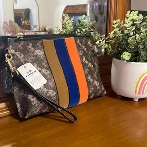 🎀 Coach clutch signature logo